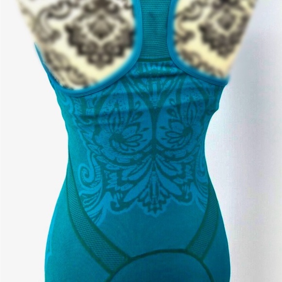 ATHLETA Women's Seamless Run Built-in-Bra Racerback Tank Top - fits like a SMALL - Picture 7 of 7